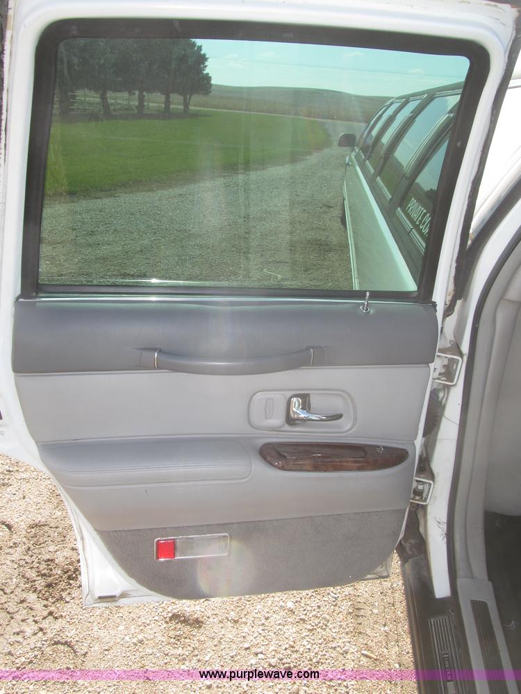 image for item F7147 1996 Lincoln Town Car Executive limousine