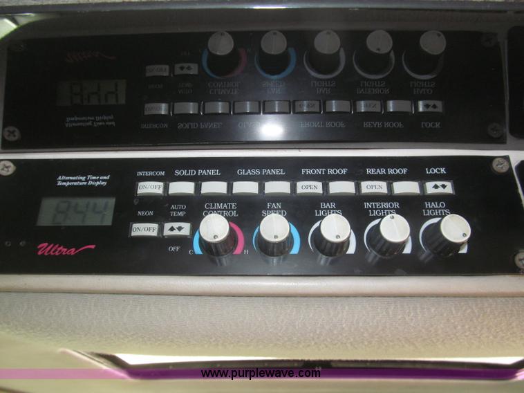 image for item F7147 1996 Lincoln Town Car Executive limousine