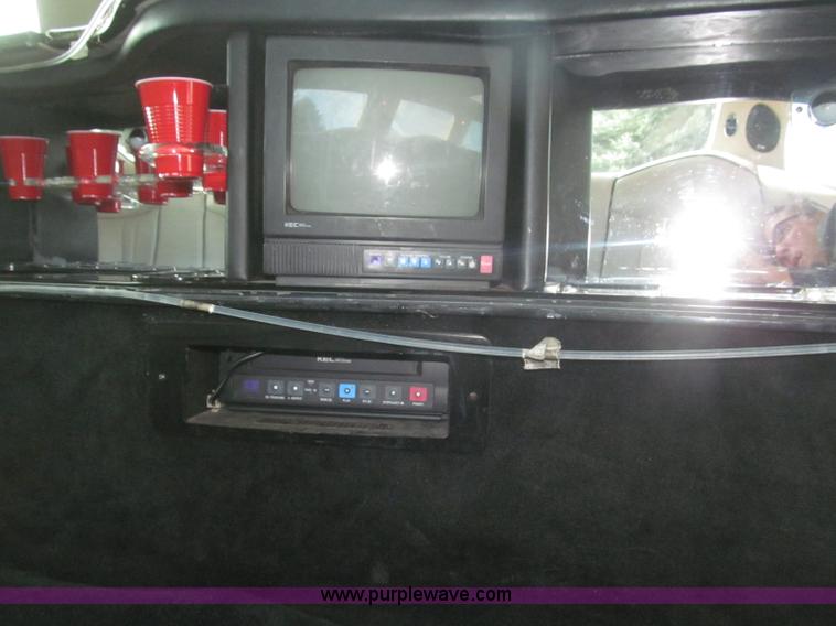 image for item F7147 1996 Lincoln Town Car Executive limousine