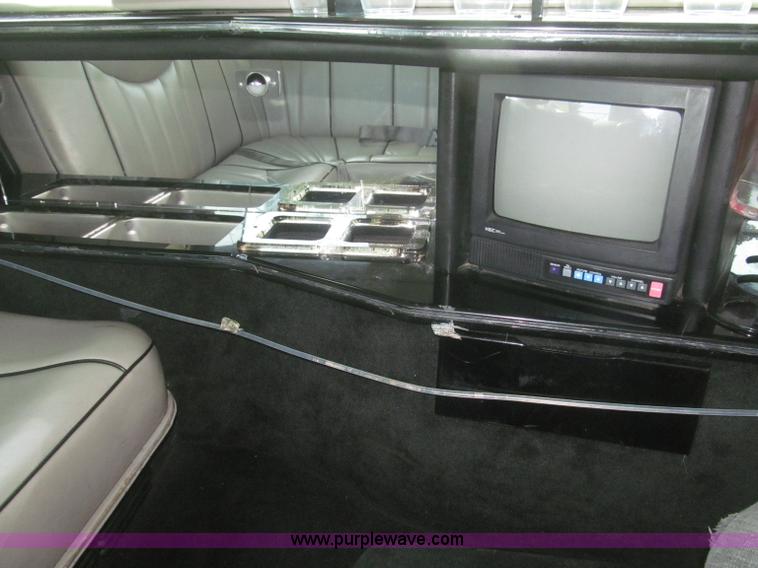 image for item F7147 1996 Lincoln Town Car Executive limousine