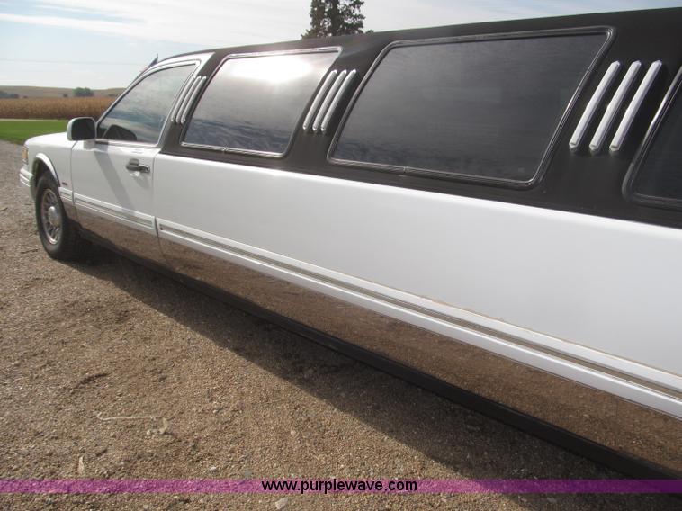 image for item F7147 1996 Lincoln Town Car Executive limousine