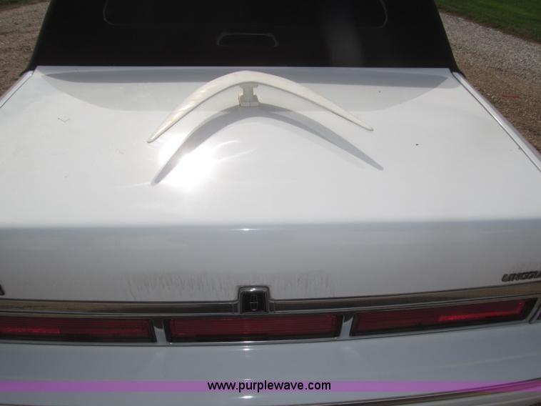 image for item F7147 1996 Lincoln Town Car Executive limousine