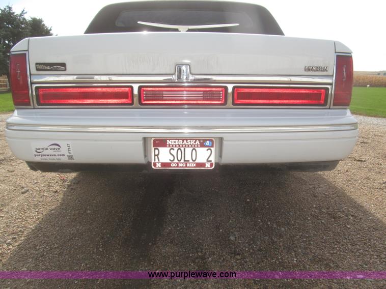 image for item F7147 1996 Lincoln Town Car Executive limousine