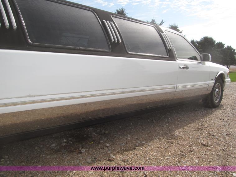image for item F7147 1996 Lincoln Town Car Executive limousine
