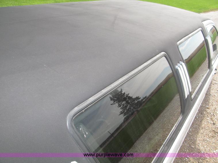 image for item F7147 1996 Lincoln Town Car Executive limousine