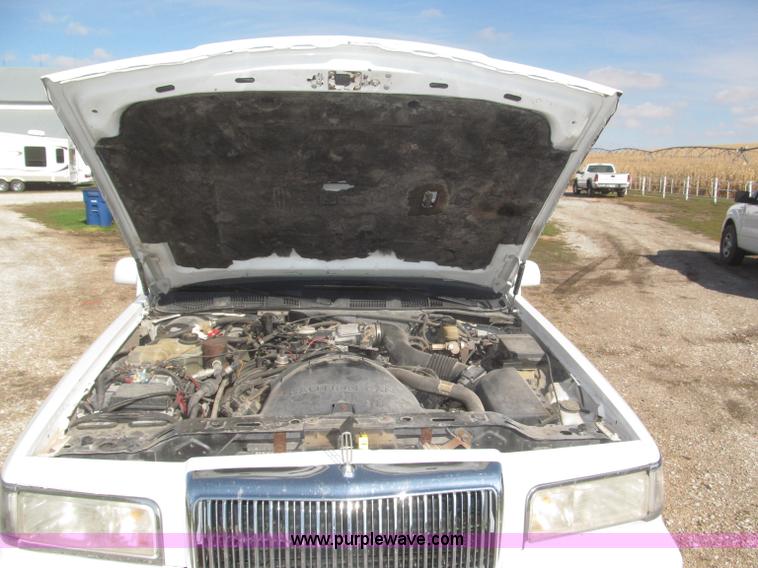 image for item F7147 1996 Lincoln Town Car Executive limousine