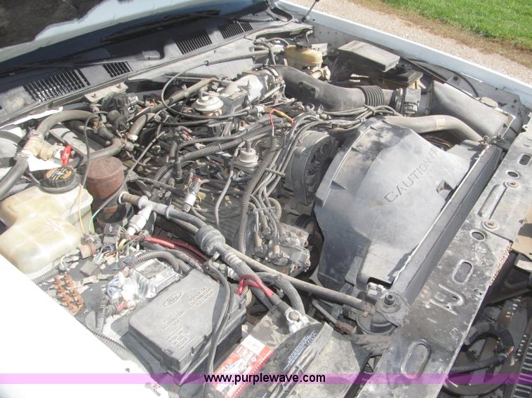 image for item F7147 1996 Lincoln Town Car Executive limousine