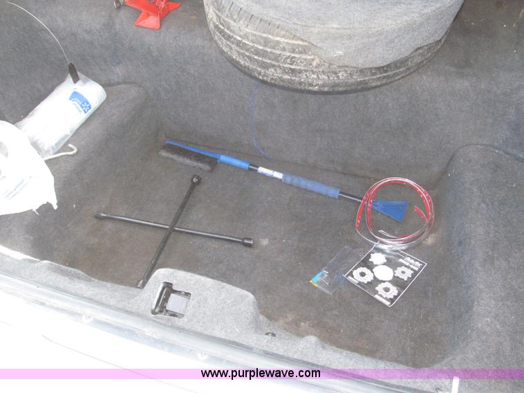 image for item F7147 1996 Lincoln Town Car Executive limousine