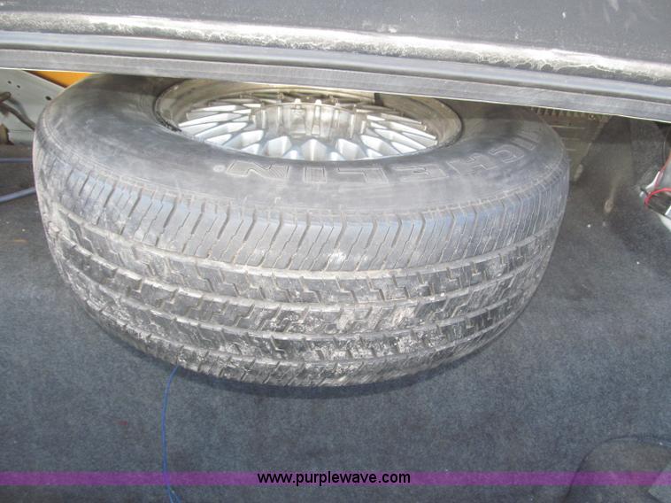 image for item F7147 1996 Lincoln Town Car Executive limousine