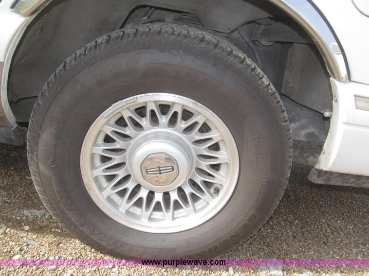 image for item F7147 1996 Lincoln Town Car Executive limousine