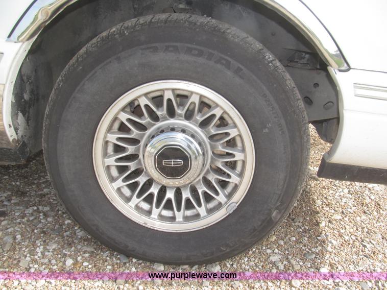 image for item F7147 1996 Lincoln Town Car Executive limousine