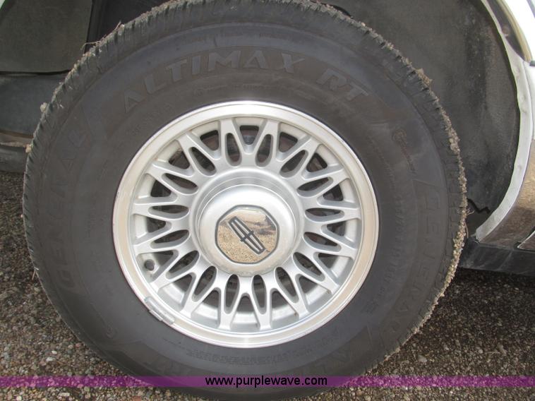 image for item F7147 1996 Lincoln Town Car Executive limousine