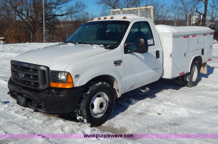 image for item H3910 2001 Ford F350 Super Duty utility truck