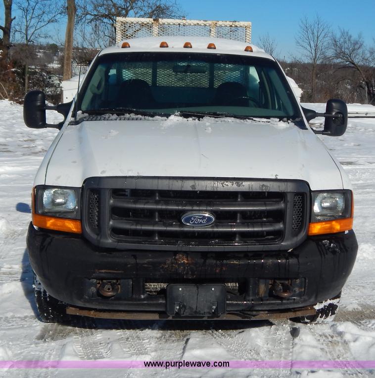 image for item H3910 2001 Ford F350 Super Duty utility truck