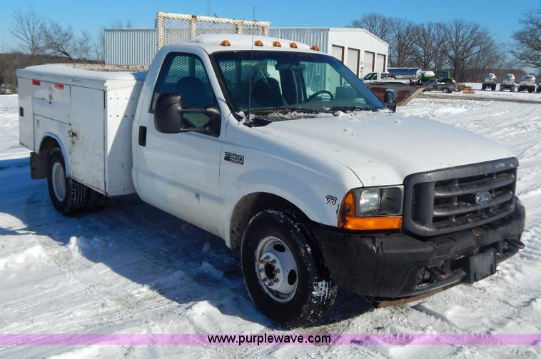 image for item H3910 2001 Ford F350 Super Duty utility truck