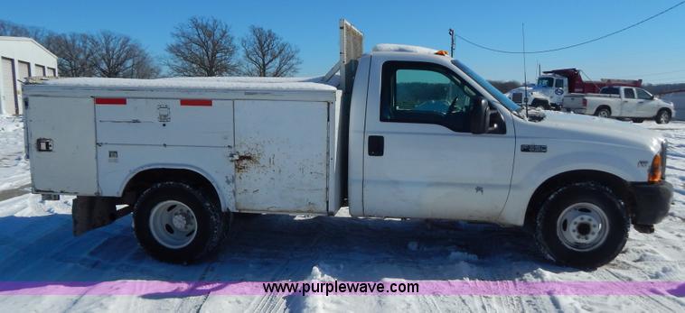 image for item H3910 2001 Ford F350 Super Duty utility truck