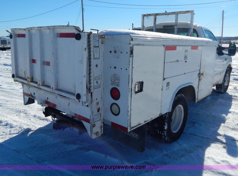 image for item H3910 2001 Ford F350 Super Duty utility truck