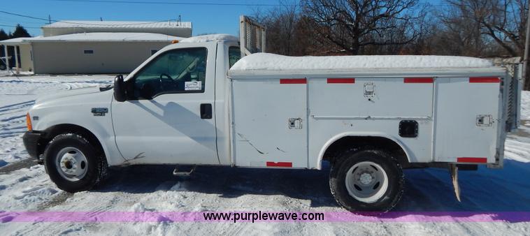 image for item H3910 2001 Ford F350 Super Duty utility truck