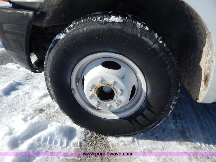 image for item H3910 2001 Ford F350 Super Duty utility truck