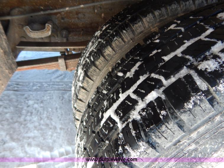 image for item H3910 2001 Ford F350 Super Duty utility truck