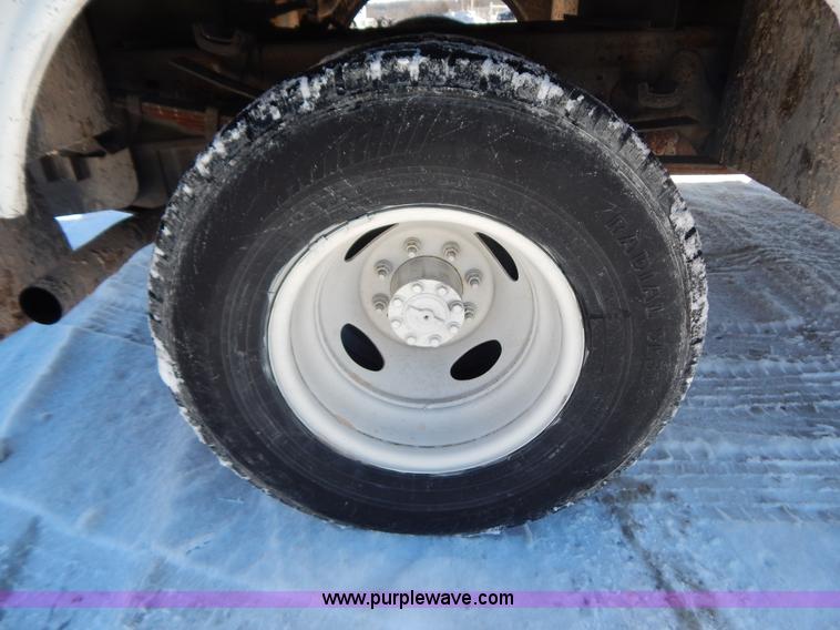 image for item H3910 2001 Ford F350 Super Duty utility truck