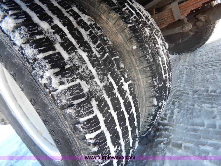 image for item H3910 2001 Ford F350 Super Duty utility truck