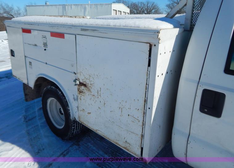 image for item H3910 2001 Ford F350 Super Duty utility truck