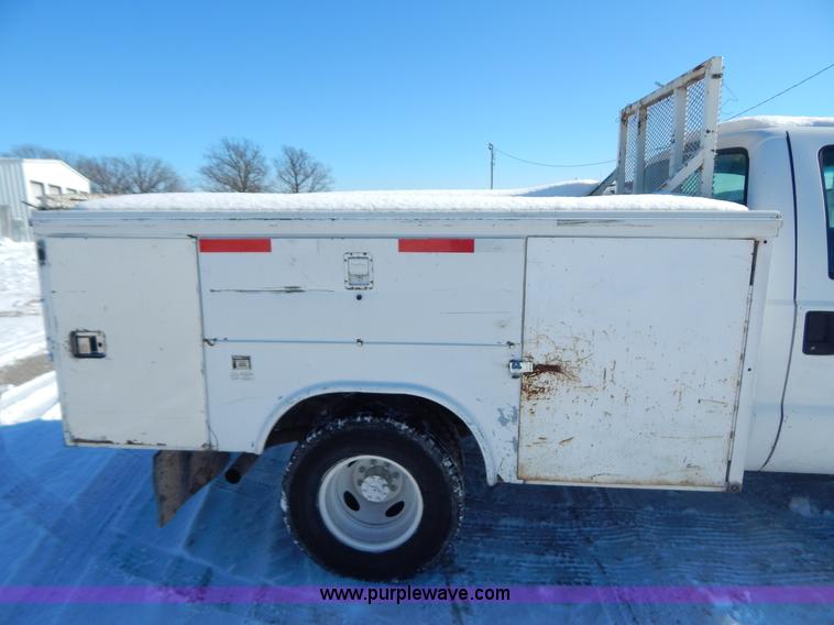 image for item H3910 2001 Ford F350 Super Duty utility truck