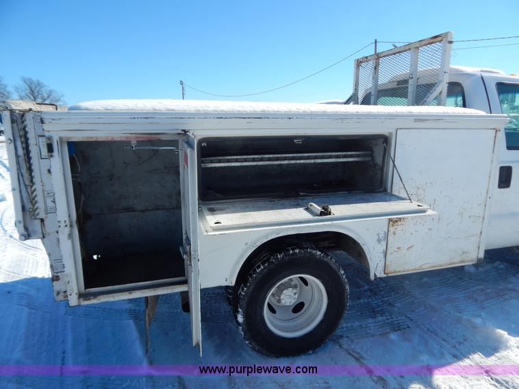 image for item H3910 2001 Ford F350 Super Duty utility truck