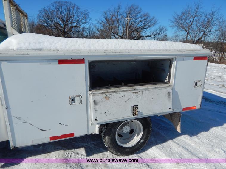 image for item H3910 2001 Ford F350 Super Duty utility truck