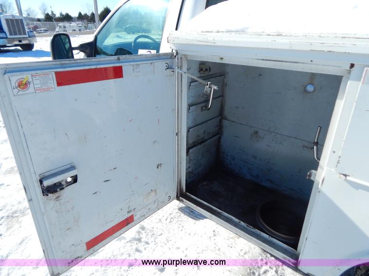 image for item H3910 2001 Ford F350 Super Duty utility truck