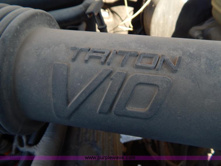 image for item H3910 2001 Ford F350 Super Duty utility truck