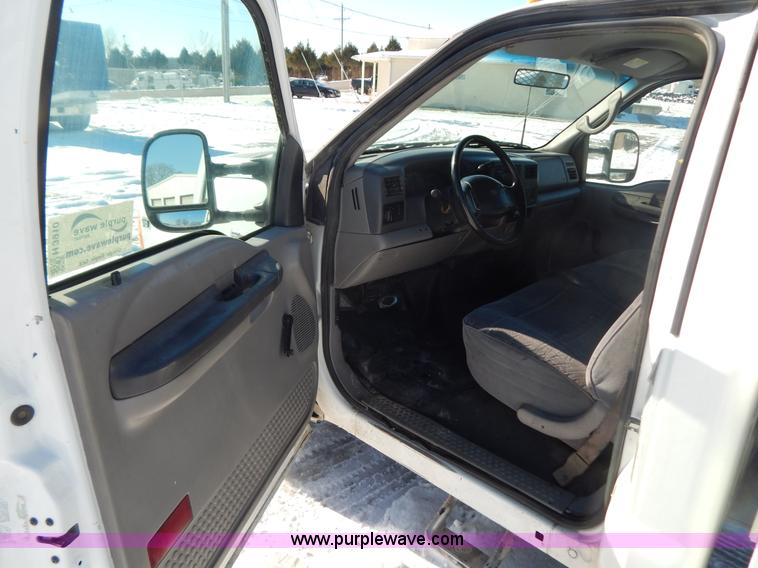 image for item H3910 2001 Ford F350 Super Duty utility truck