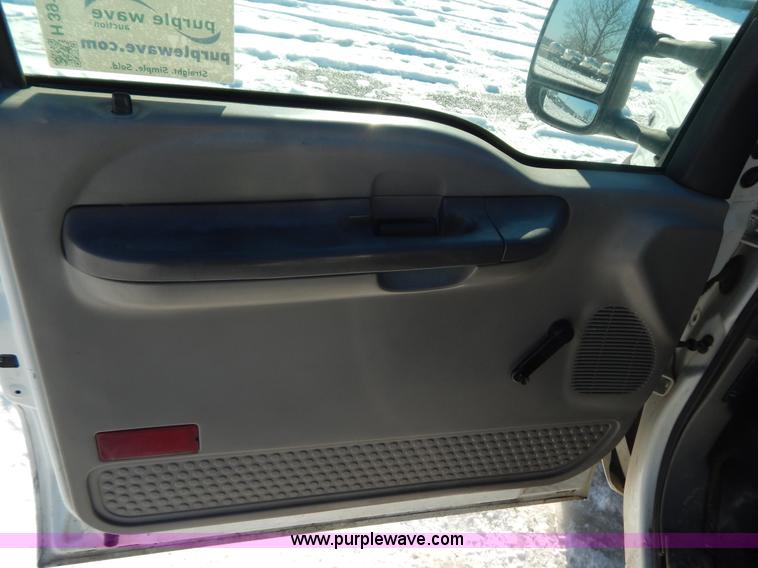 image for item H3910 2001 Ford F350 Super Duty utility truck