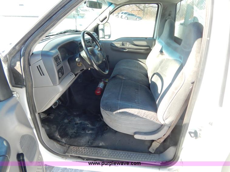 image for item H3910 2001 Ford F350 Super Duty utility truck