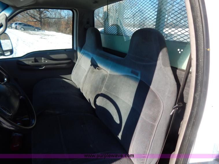 image for item H3910 2001 Ford F350 Super Duty utility truck