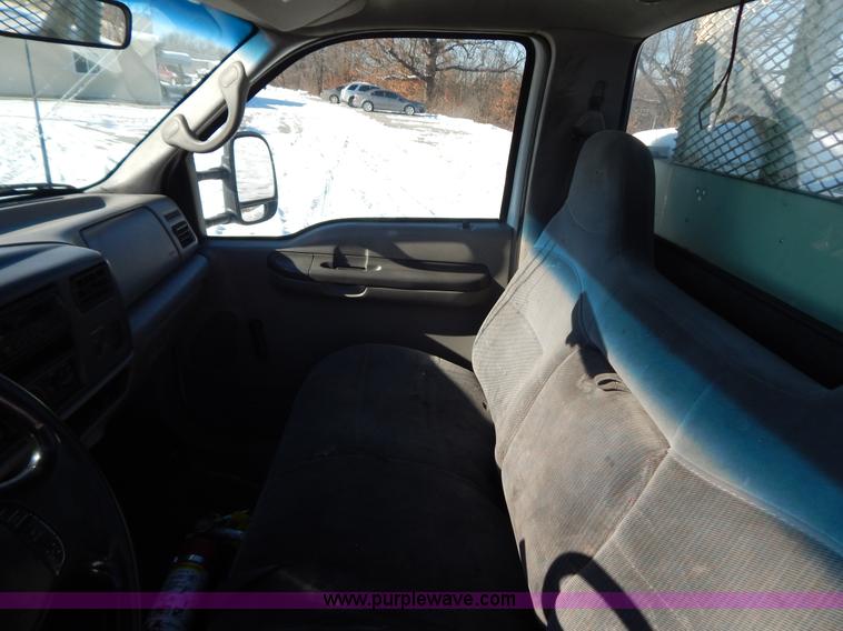 image for item H3910 2001 Ford F350 Super Duty utility truck