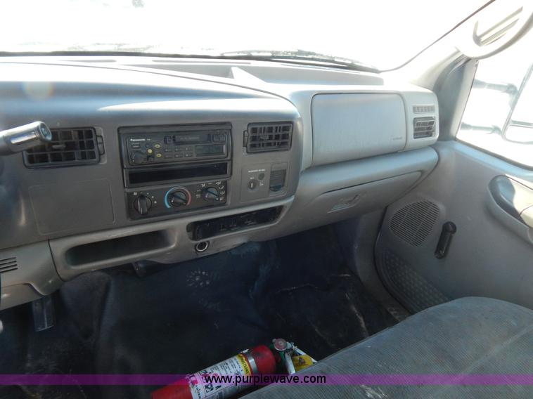 image for item H3910 2001 Ford F350 Super Duty utility truck