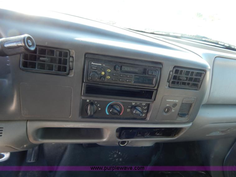 image for item H3910 2001 Ford F350 Super Duty utility truck