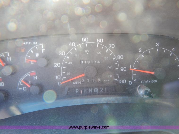 image for item H3910 2001 Ford F350 Super Duty utility truck