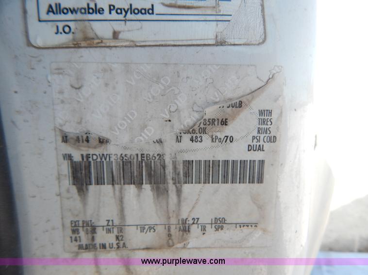 image for item H3910 2001 Ford F350 Super Duty utility truck