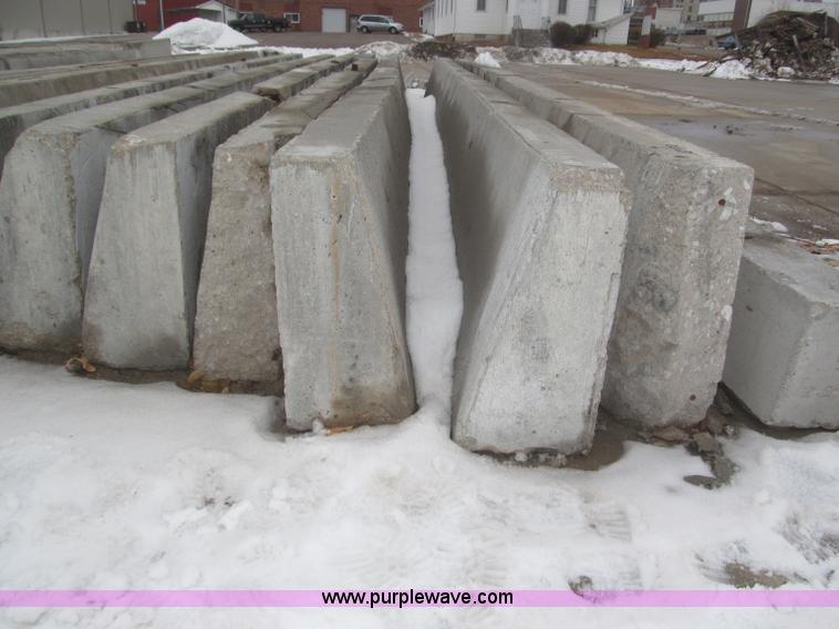 image for item AE9370 (20) reinforced angled concrete supports/barriers