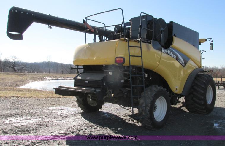 image for item F4832 2005 New Holland CR940 RWA combine