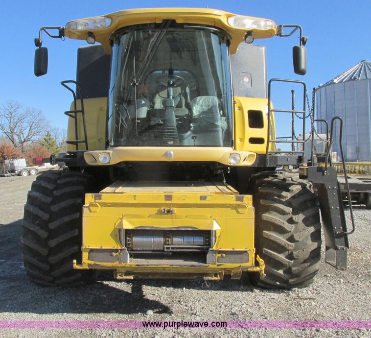 image for item F4832 2005 New Holland CR940 RWA combine
