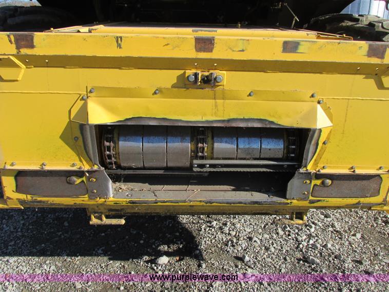 image for item F4832 2005 New Holland CR940 RWA combine