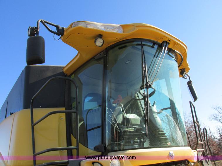 image for item F4832 2005 New Holland CR940 RWA combine