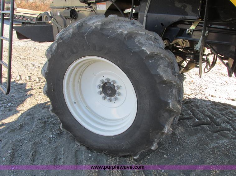 image for item F4832 2005 New Holland CR940 RWA combine