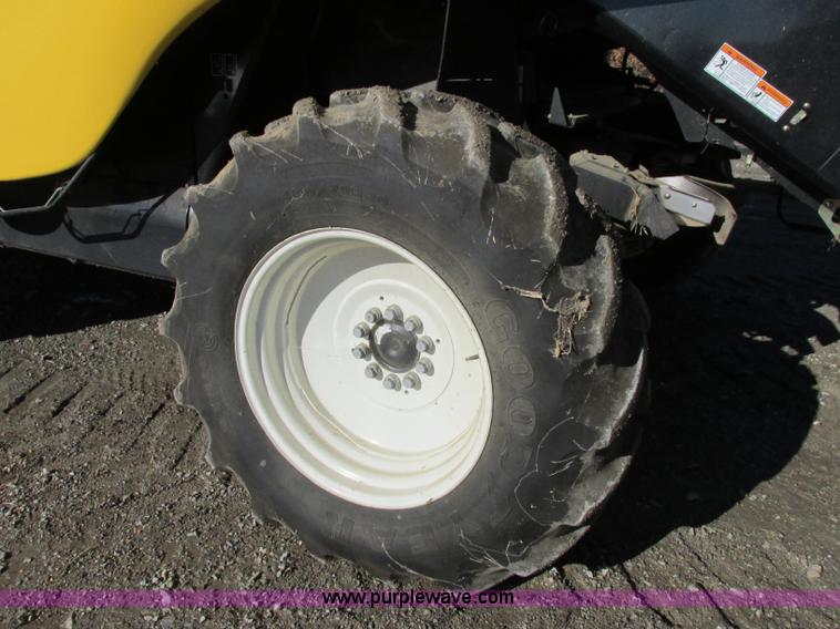 image for item F4832 2005 New Holland CR940 RWA combine