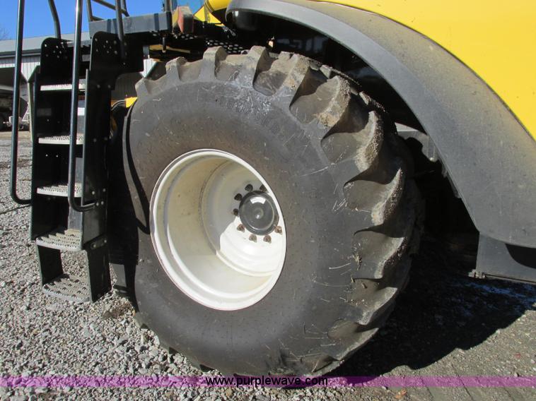 image for item F4832 2005 New Holland CR940 RWA combine