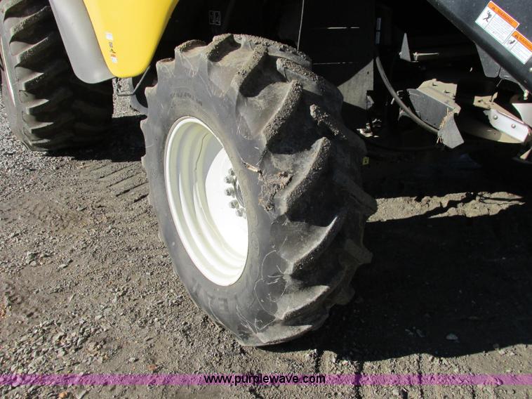 image for item F4832 2005 New Holland CR940 RWA combine